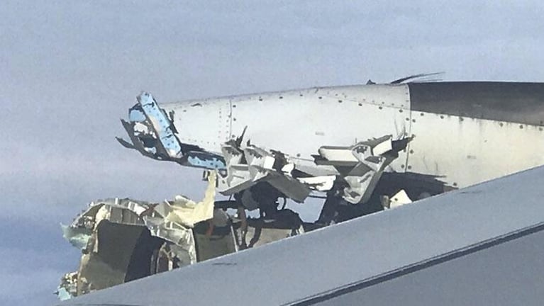 Un avión aterrizó de emergencia, tras explotar una de sus turbinas