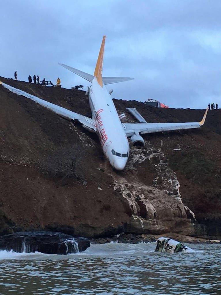 Un avión aterrizó de emergencia y quedó al borde de caer al mar