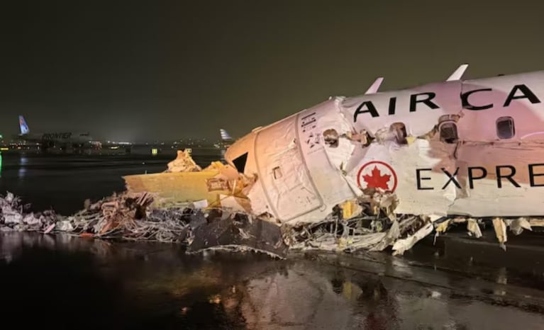 Un avión chocó con un camión de bomberos en Nueva York y hay dos muertos: las imágenes