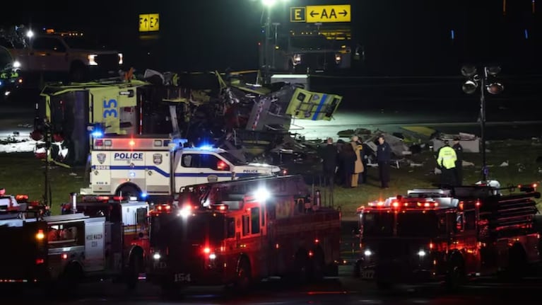 Un avión chocó con un camión de bomberos en Nueva York y hay dos muertos: las imágenes