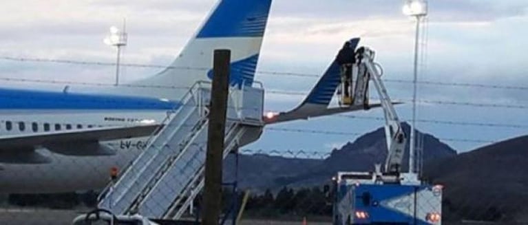 Un avión de Aerolíneas ”tocó” una torre de iluminación