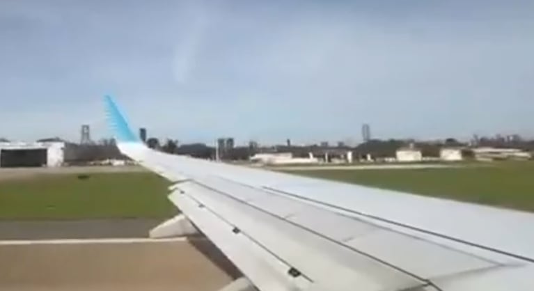 Un avión que estaba por salir rumbo a Córdoba debió aterrizar de emergencia.
