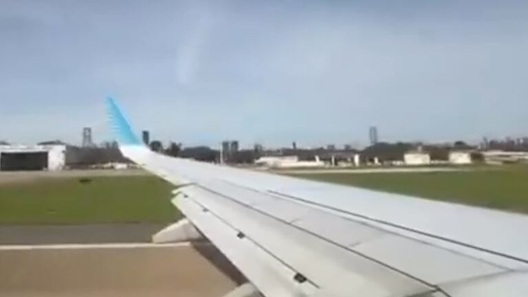 Un avión que estaba por salir rumbo a Córdoba debió aterrizar de emergencia.