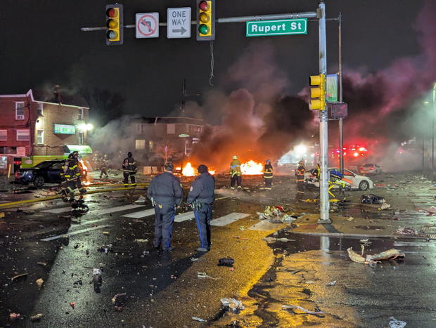 Un avión se estrelló en Filadelfia. (Foto: gentileza CBS News)