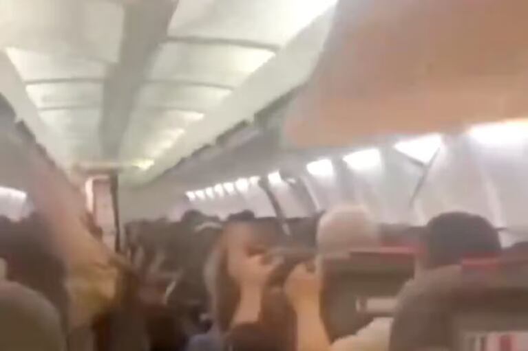 Un avión sufrió vibraciones en pleno despegue y se le voló el techo.