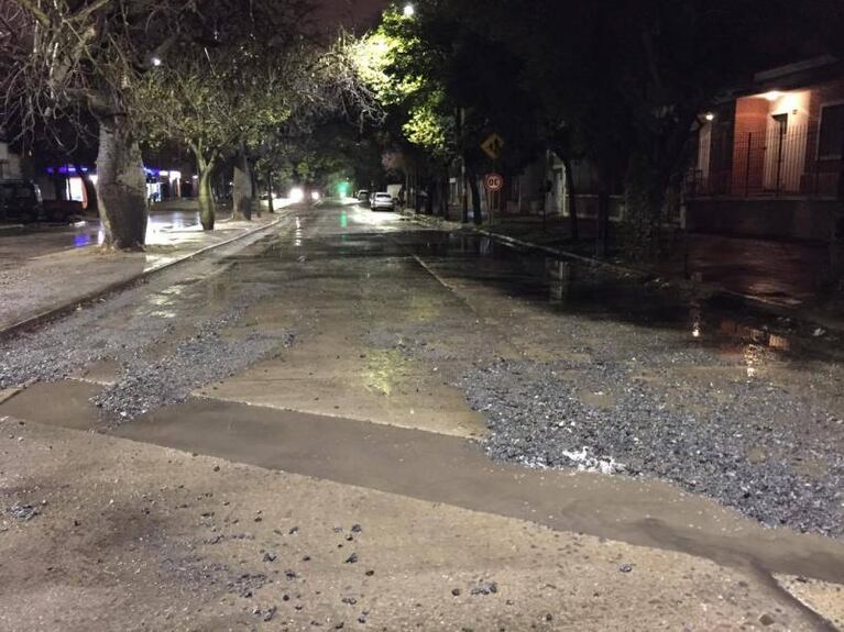 Un bache en Duarte Quirós le provocó daños a cinco vehículos