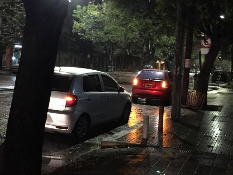 Un bache en Duarte Quirós le provocó daños a cinco vehículos