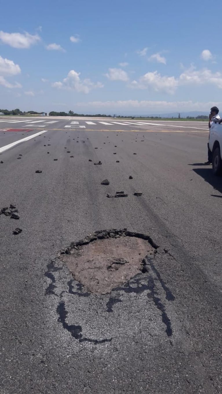 Un bache en la pista provocó desvíos y demoras en el Aeropuerto de Córdoba