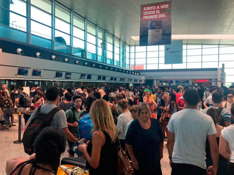 Un bache en la pista provocó desvíos y demoras en el Aeropuerto de Córdoba