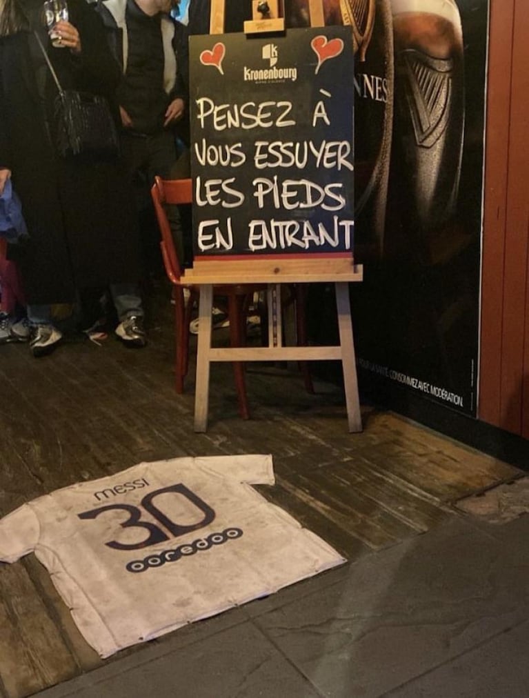 Un bar de Francia puso la camiseta de Messi como felpudo