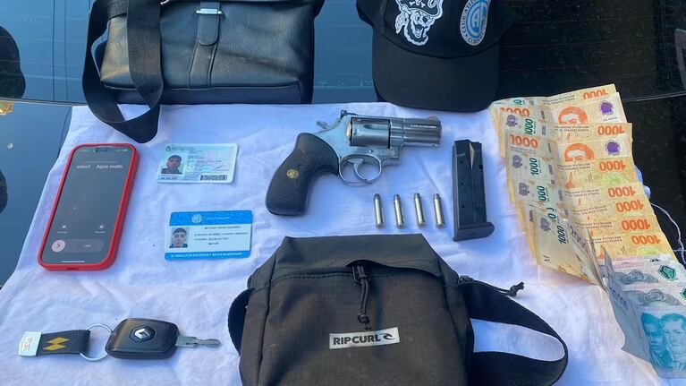 Un barrabrava de Belgrano fue detenido por circular armado cerca de la cancha. (Foto: Policía de Córdoba)