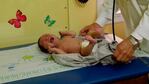 Un bebe llorando no parece un problema para el doctor Hamilton.
