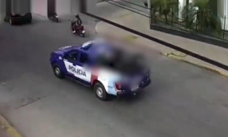 Un bebé se broncoaspiró, su mamá encontró un patrullero y lo salvaron de milagro: el video