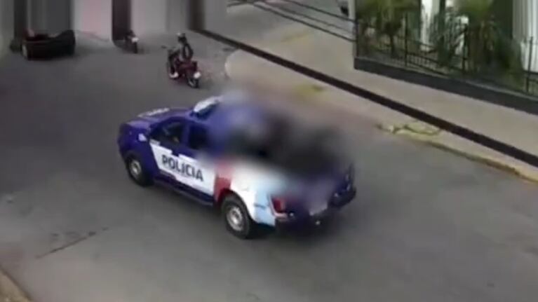 Un bebé se broncoaspiró, su mamá encontró un patrullero y lo salvaron de milagro: el video