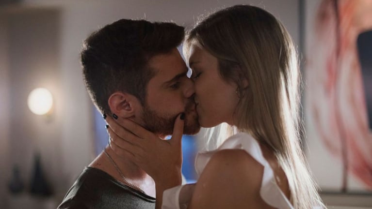 Un beso entre Romeo y Lula en la ficción. Un amor que se hizo realidad.