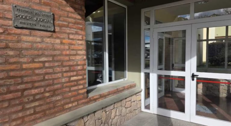 Un bioquímico encerró a su esposa y sus tres hijos en su casa y terminó detenido