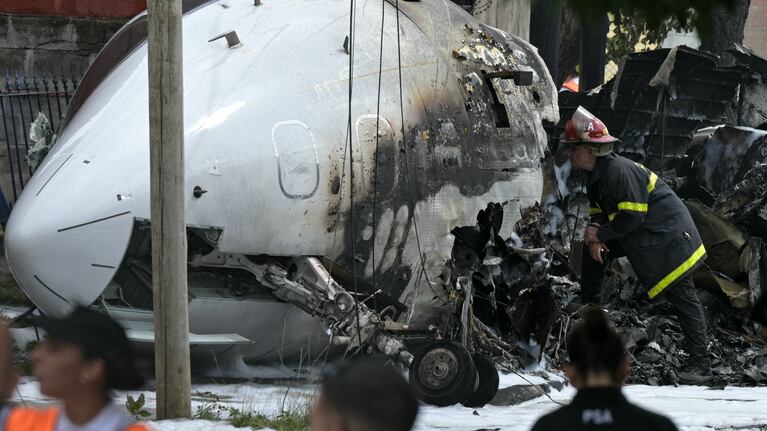 Un bombero inspecciona los restos del Challenger 300 que se estrelló en San Fernando. (Foto: AFP/Juan Mabromata)