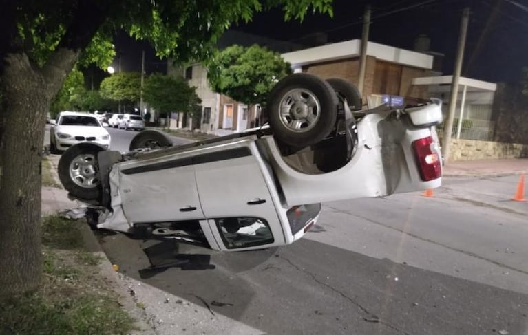 Un borracho le destruyó su auto: el conductor se burlaba y sacaba selfies