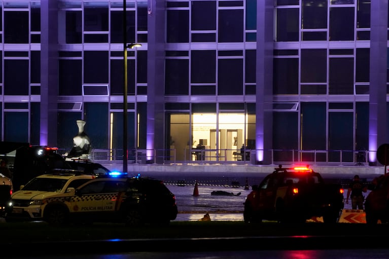 Un cadáver yace afuera del Supremo Tribunal Federal tras una explosión el miércoles 13 de noviembre de 2024, en Brasilia, Brasil. (AP Foto/Eraldo Peres)