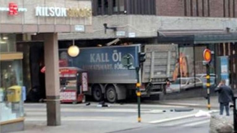 Un camión atropelló a varias personas en Estocolmo
