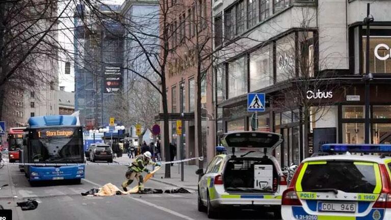 Un camión atropelló a varias personas en Estocolmo