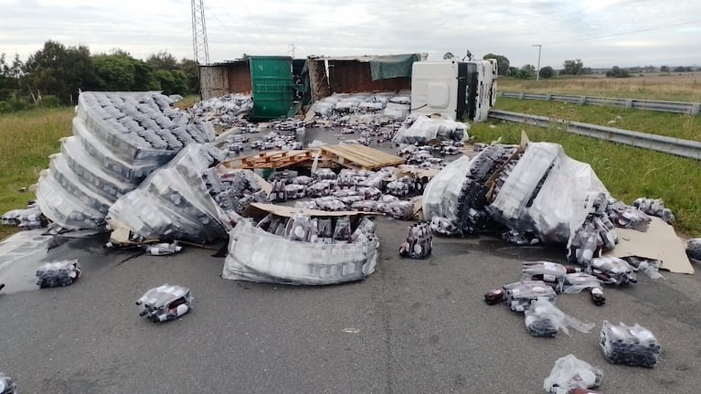 Un camión cargado de cervezas volcó en la ruta.