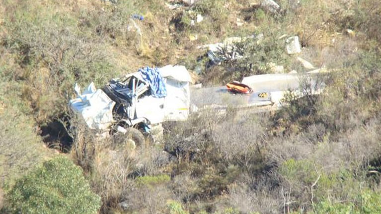  Un camión cayó al precipicio, hay dos heridos. (Foto: www.resumendelaregion.com)
