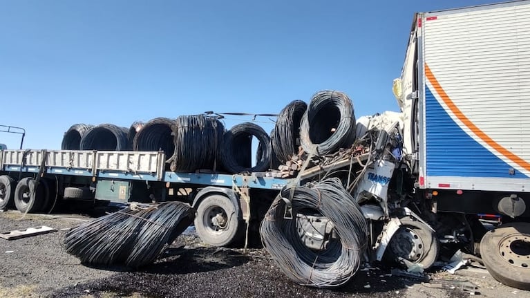 Un camión chocó a otro de atrás y murió un conductor extranjero en el sur de Córdoba