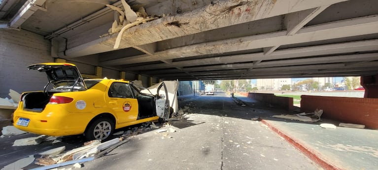 Un camión chocó con un puente y su acoplado aplastó un taxi. Foto: Fredy Bustos/ElDoce.