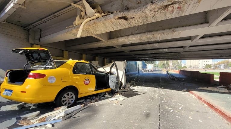 Un camión chocó con un puente y su acoplado aplastó un taxi. Foto: Fredy Bustos/ElDoce.
