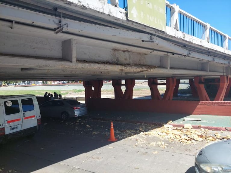 Un camión chocó el puente Sarmiento y el auto que venía detrás quedó destruido