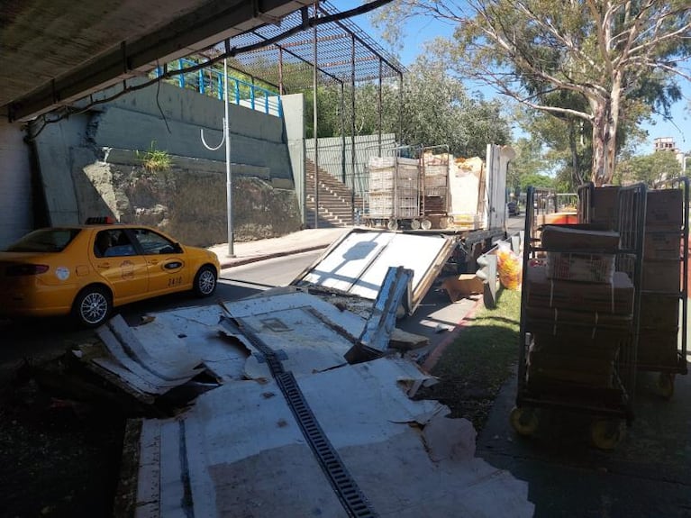 Un camión chocó el puente Sarmiento y el auto que venía detrás quedó destruido