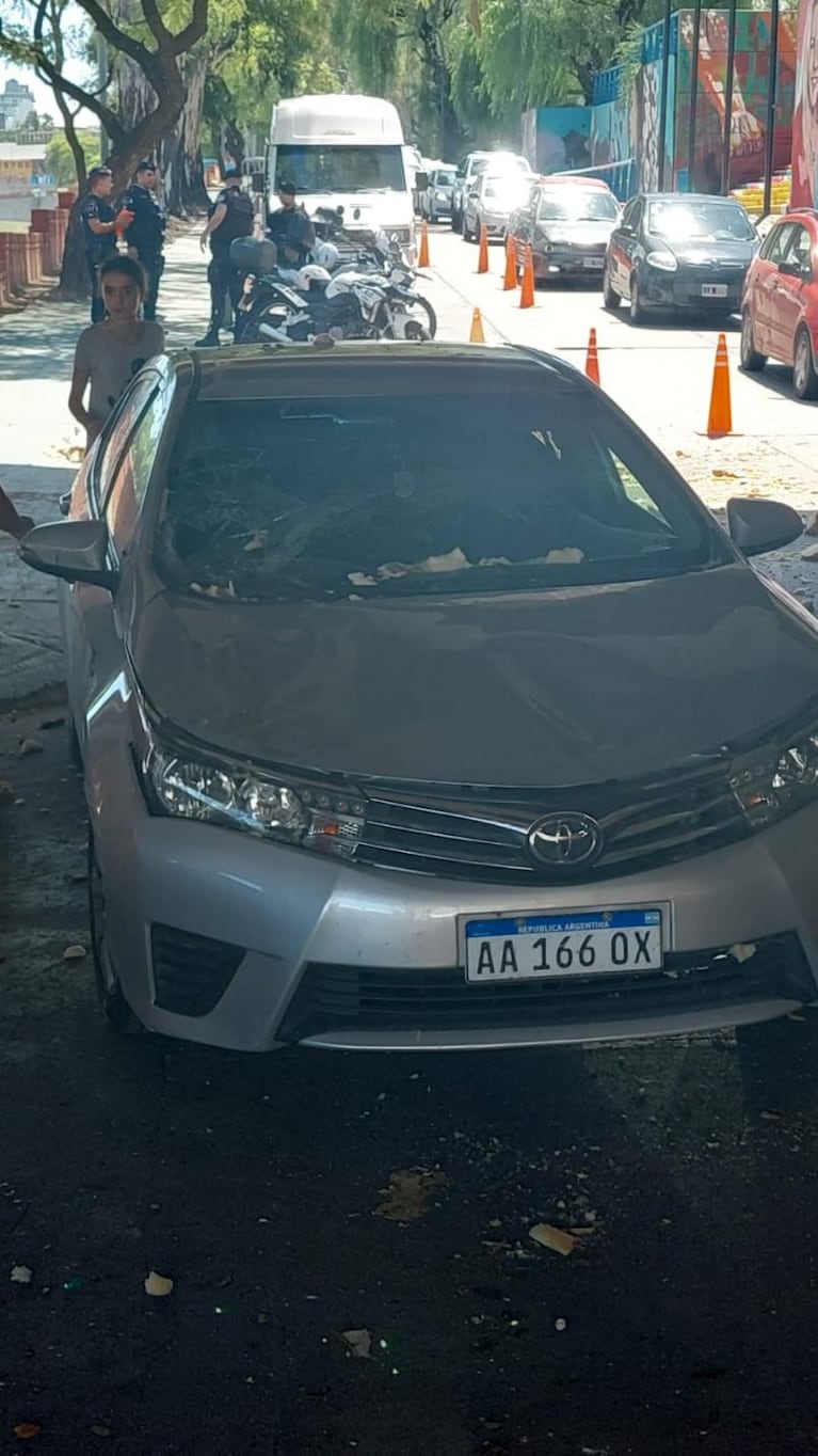 Un camión chocó el puente Sarmiento y el auto que venía detrás quedó destruido