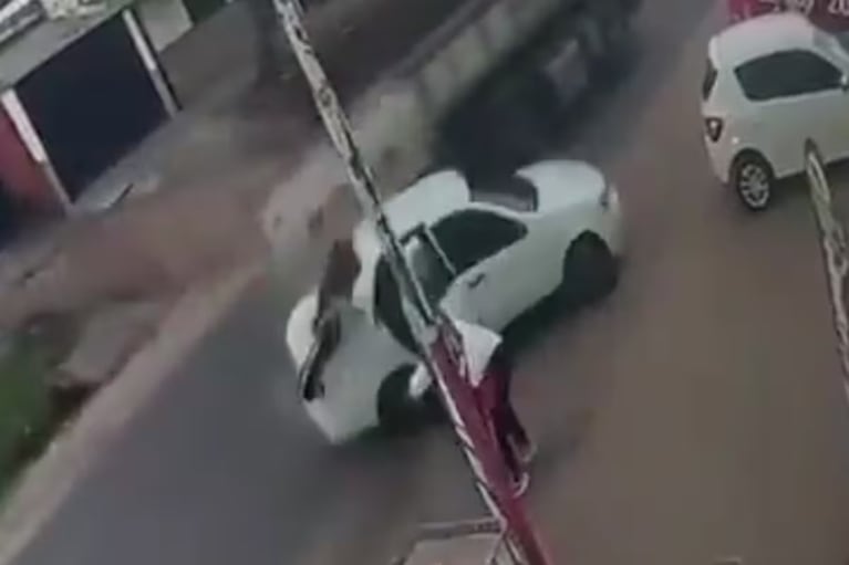 Un camión chocó un auto estacionado y una bebe salió despedida.