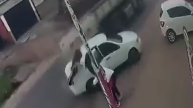 Un camión chocó un auto estacionado y una bebe salió despedida.