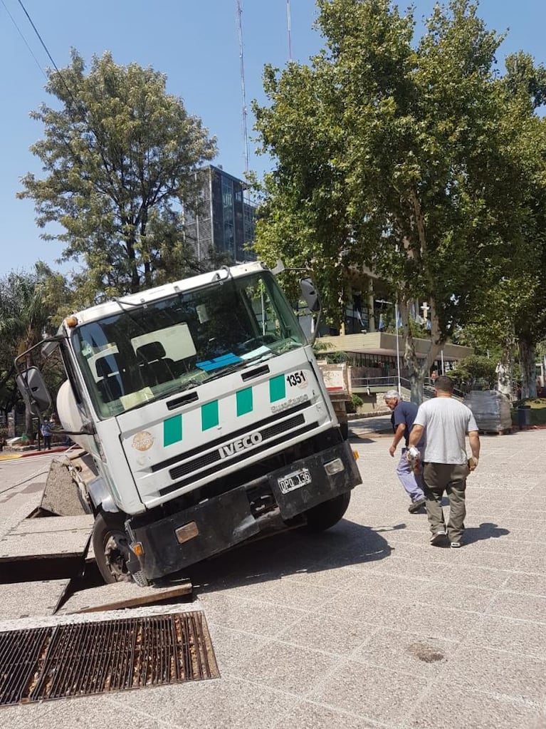 Un camión cisterna quedó incrustado en la explanada a metros de la Municipalidad