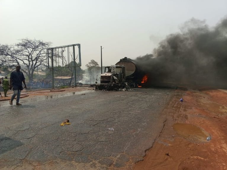 Un camión con combustible volcó, se acercaron a extraer nafta y el vehículo explotó: 86 muertos y 55 heridos