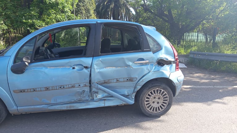 Un camión con una enorme viga de hormigón provocó un triple choque y una mujer terminó internada