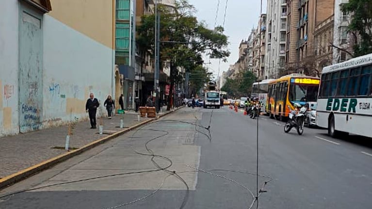 Un camión de alumbrado arrancó los cables del trolebús.