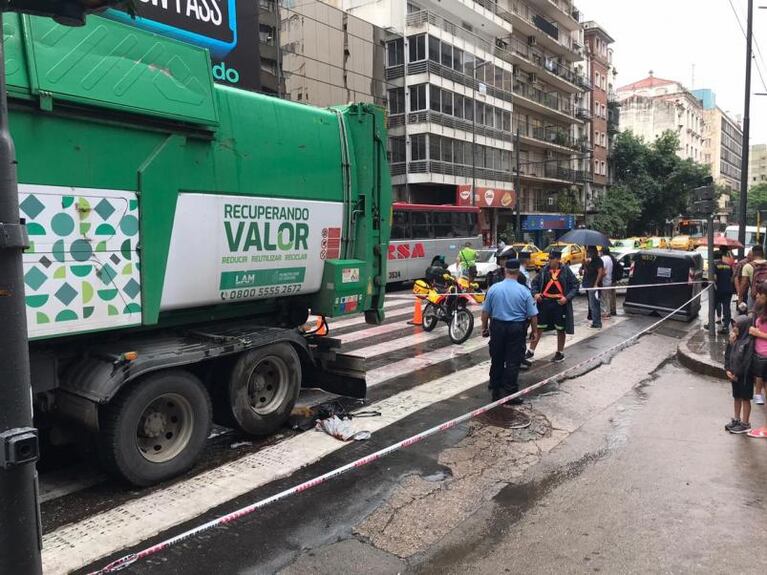 Un camión de basura aplastó a una mujer y le cortó la pierna en pleno centro