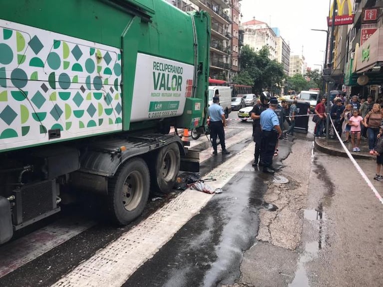 Un camión de basura aplastó a una mujer y le cortó la pierna en pleno centro