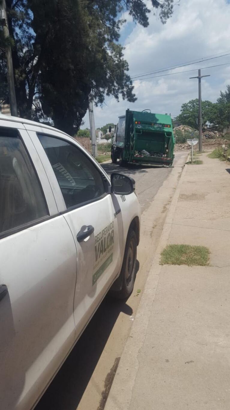 Un camión de basura quedó atrapado en un gran pozo en barrio Hipólito Yrigoyen