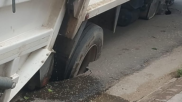 Un camión de basura se hundió y quedó colgado de costado: las fotos