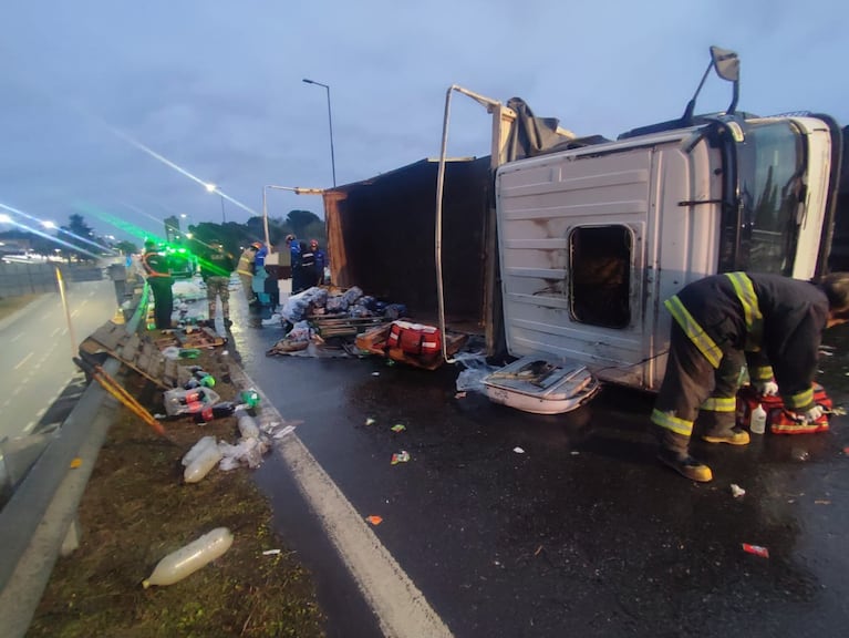Un camión de gaseosas volcó en una ruta de Córdoba.