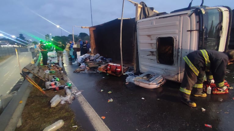 Un camión de gaseosas volcó en una ruta de Córdoba.(Foto: Prensa policía de Córdoba)