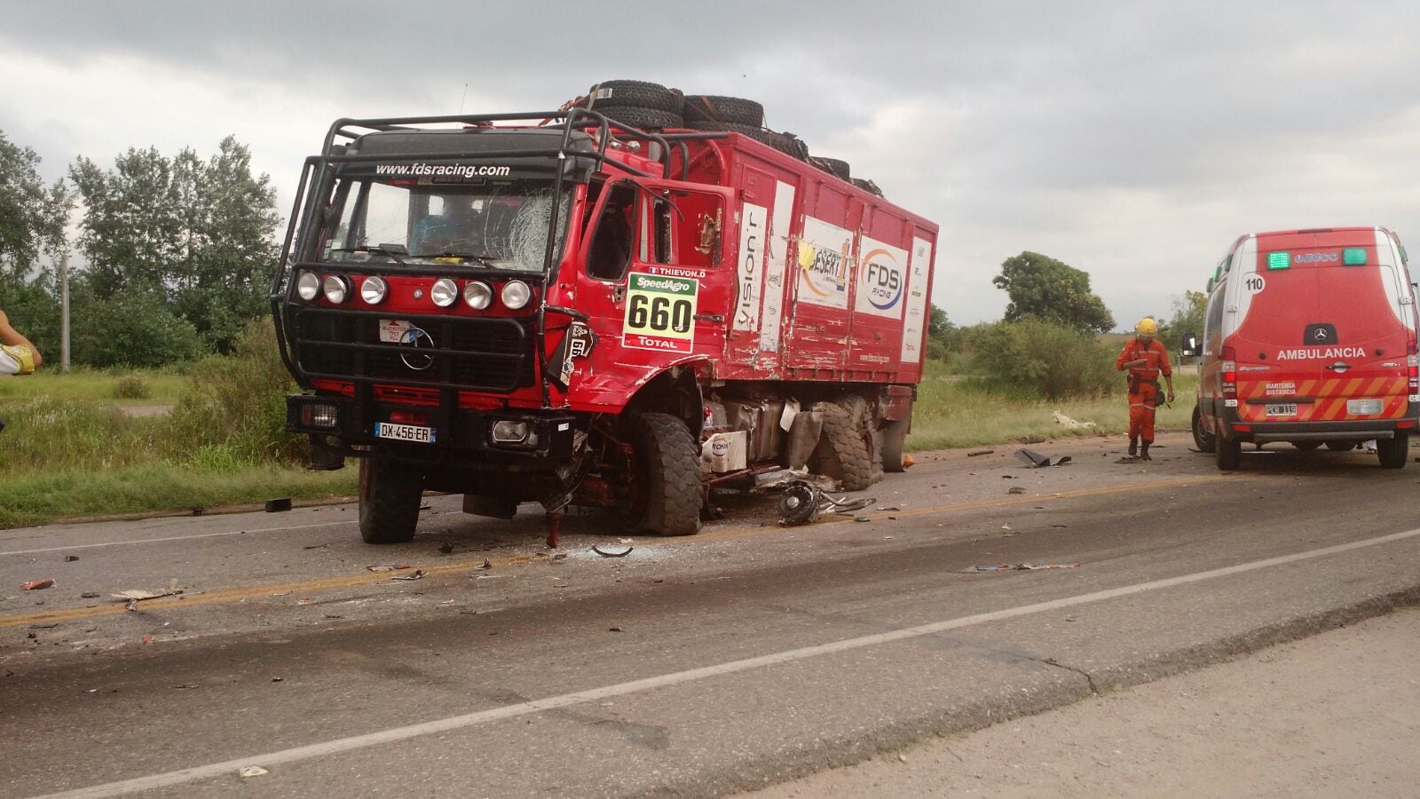 Un camión del Dakar participó del choque en la variante Juarez Celman. Foto: Juan Lavisse.