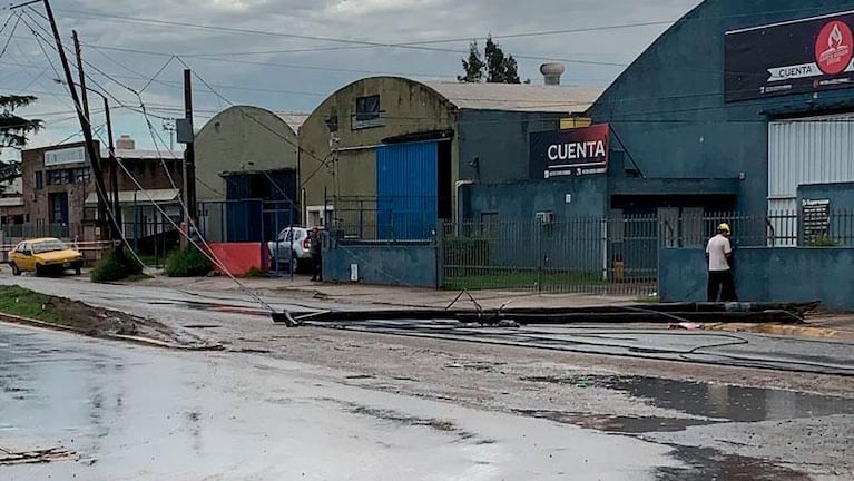 Un camión enganchó cables y tiró nueve postes en Córdoba