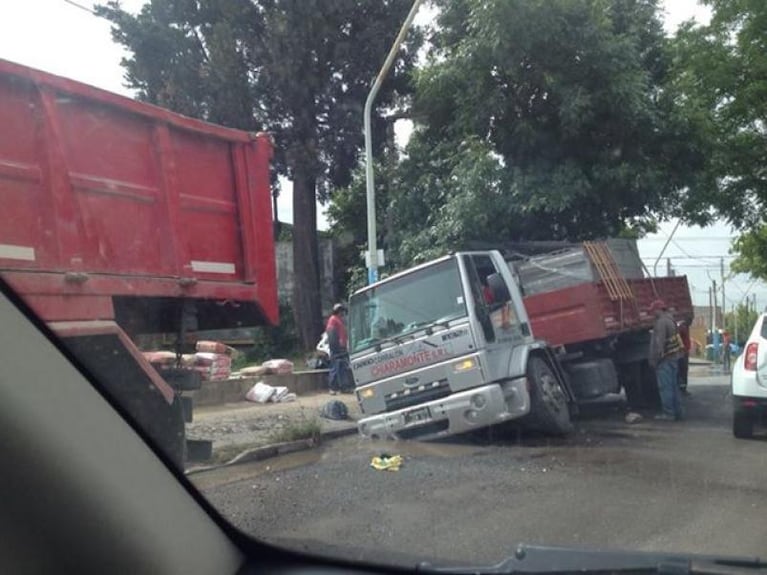 Un camión excedido de peso se hundió en el asfalto