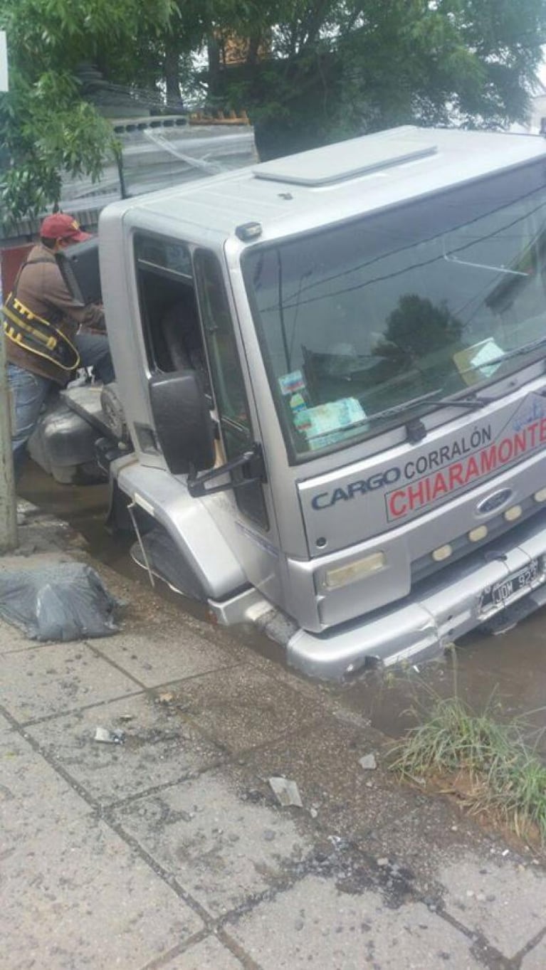 Un camión excedido de peso se hundió en el asfalto