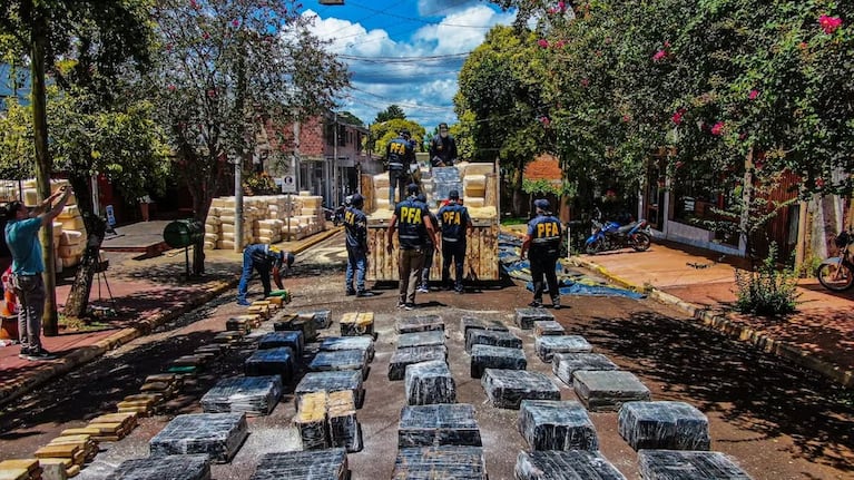 Un camión iba con las luces apagadas, lo detuvieron y descubrieron que llevaba 6 toneladas de marihuana